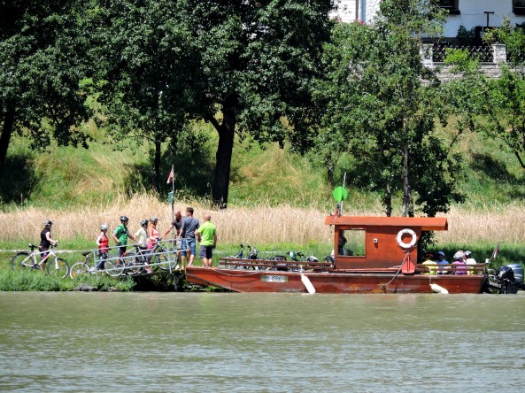 barco Danubio cruzar bici